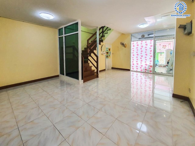 ทาวน์โฮมมือสอง กรุงเทพฯ หมู่บ้านสุชา1 เพชรเกษม เนื้อที่กว้าง 17.60 ตร.ว. ฟังก์ชัน 4 ห้องนอน 3 ห้องน้ำ ที่จอดรถ 1 คัน บ้านสภาพสวย ต่อเติมพร้อมอยู่ โครงการตั้งบนทำเลแห่งการเดินทาง ใกล้รถไฟฟ้าสายสีน้ำเงิน "สถานีหลักสอง" และทางด่วน "พระราม2" จองด่วน!...